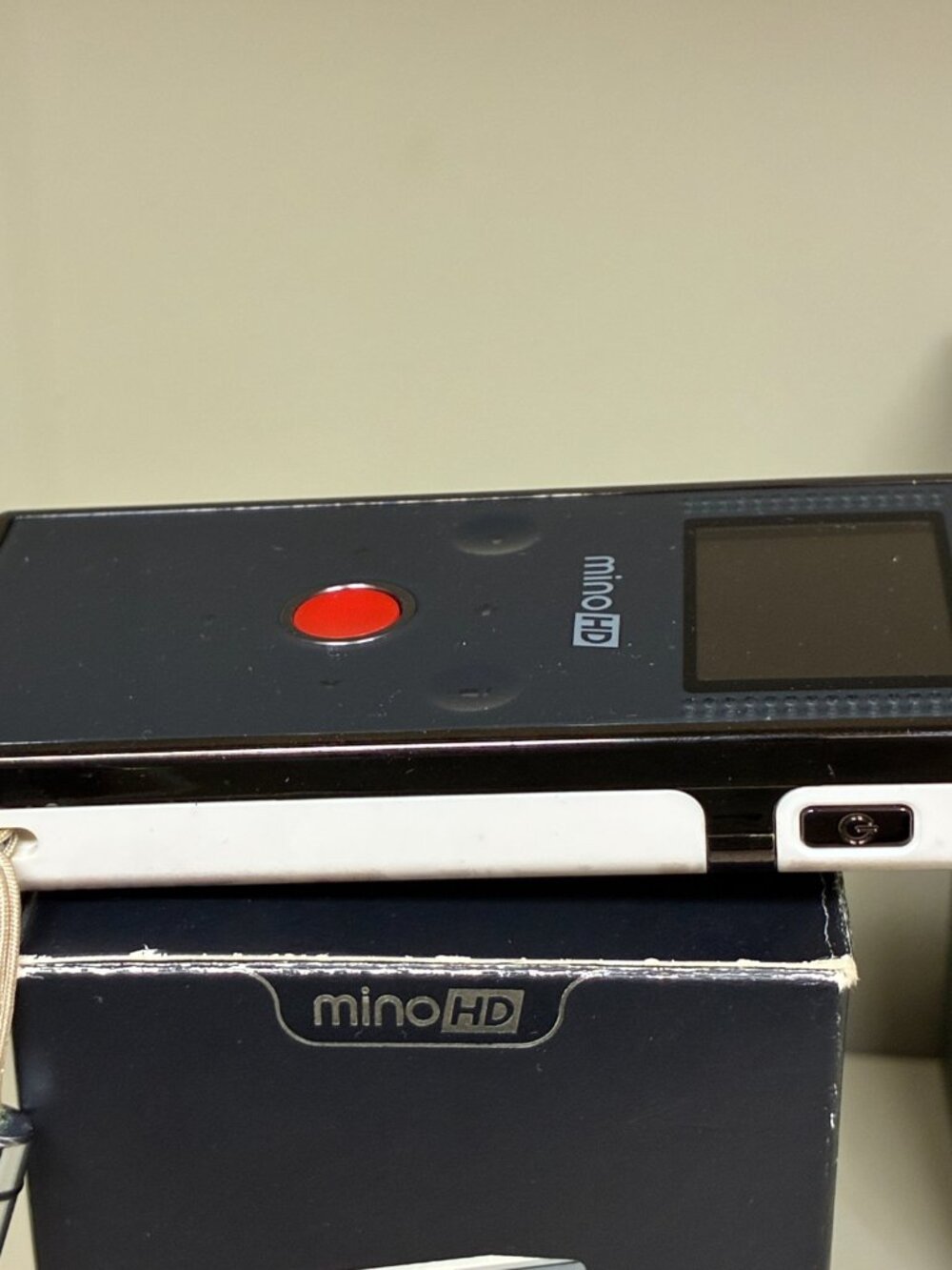 Pure Digital Flip MinoHD F460W Pocket Camcorder White Floral - Picture 7 of 13